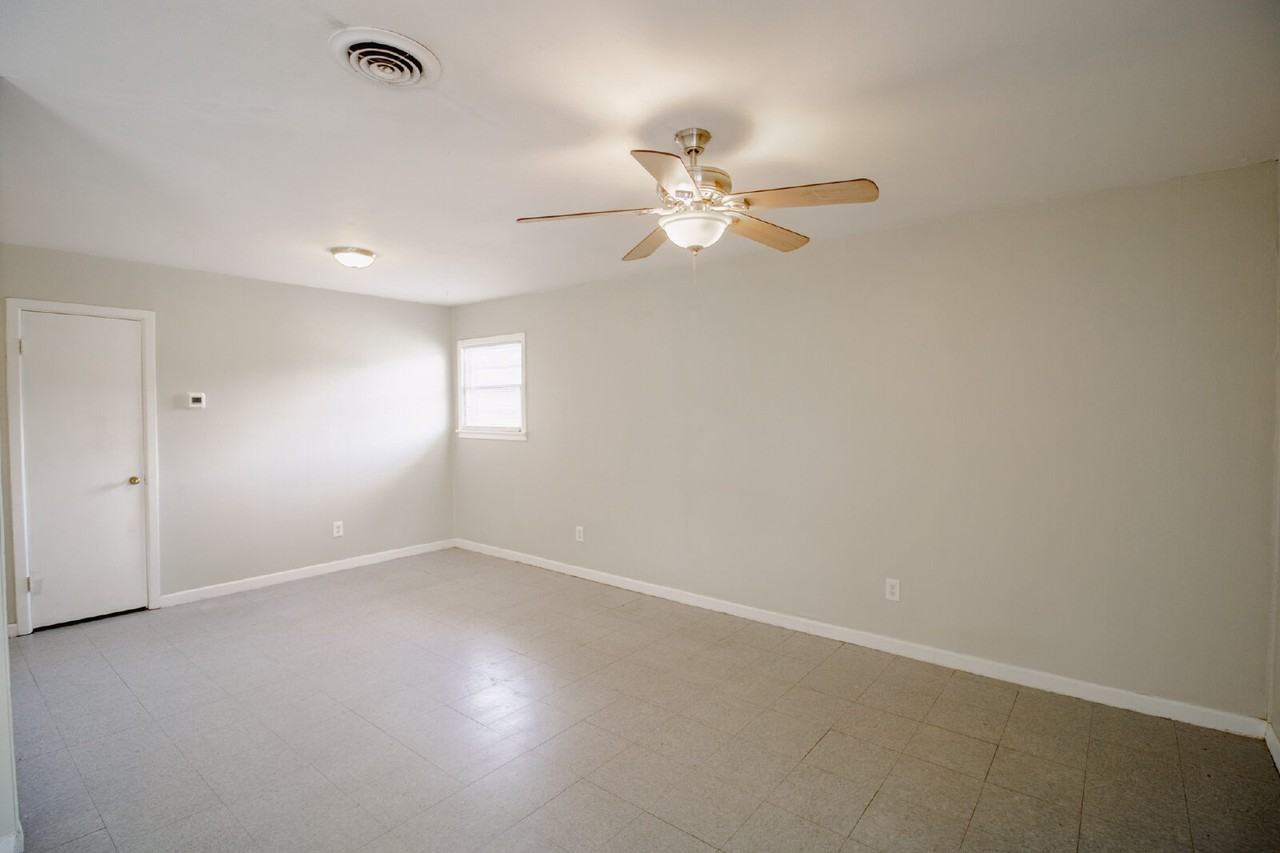2812 43rd St - Photo 2 of 9