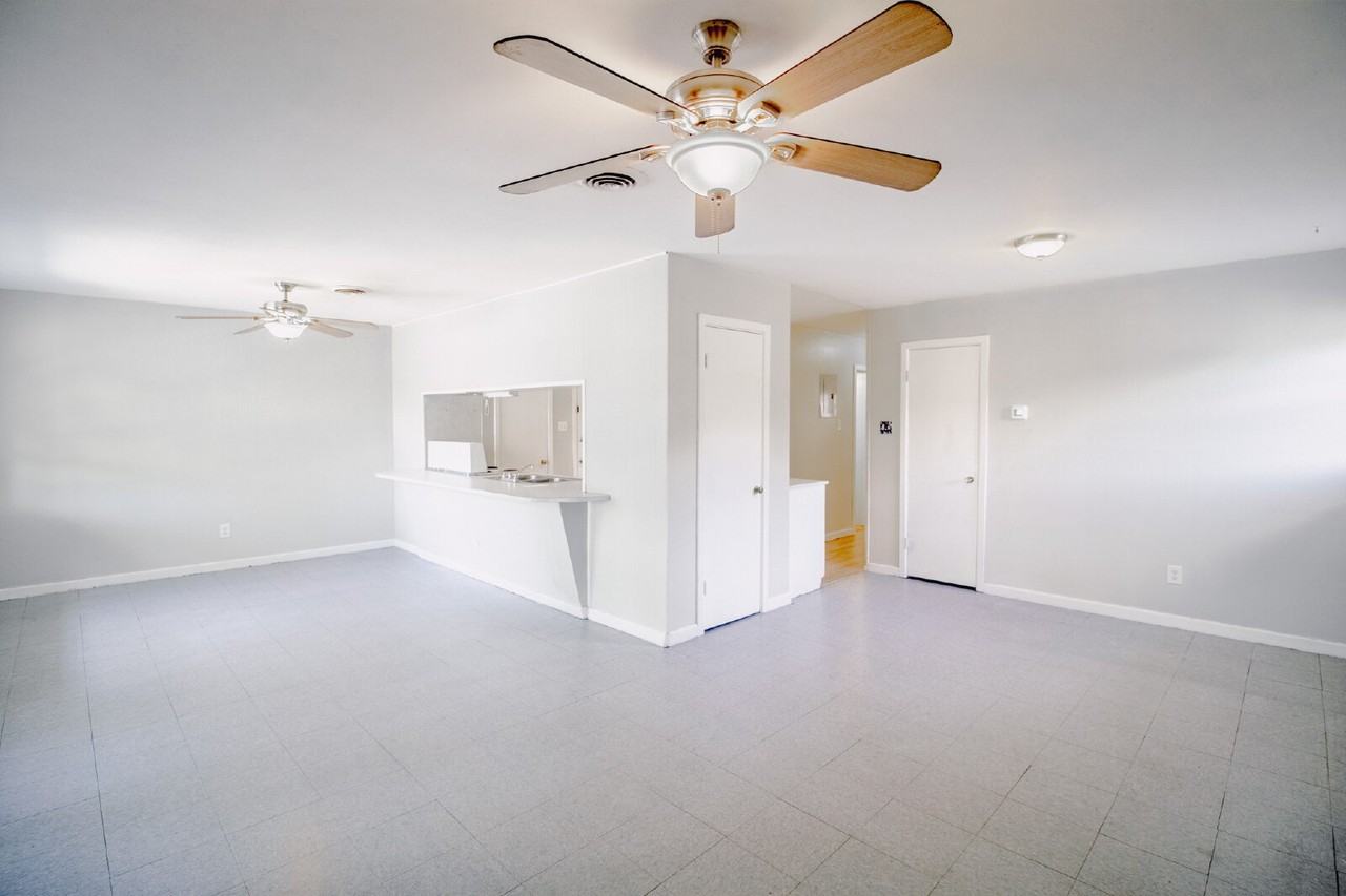 2812 43rd St - Photo 3 of 9