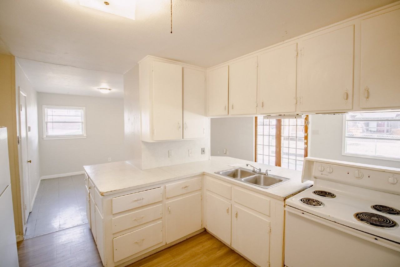 2812 43rd St - Photo 5 of 9