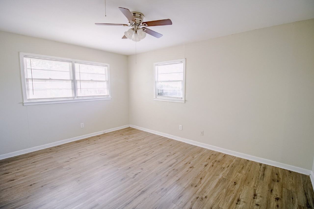 2812 43rd St - Photo 7 of 9