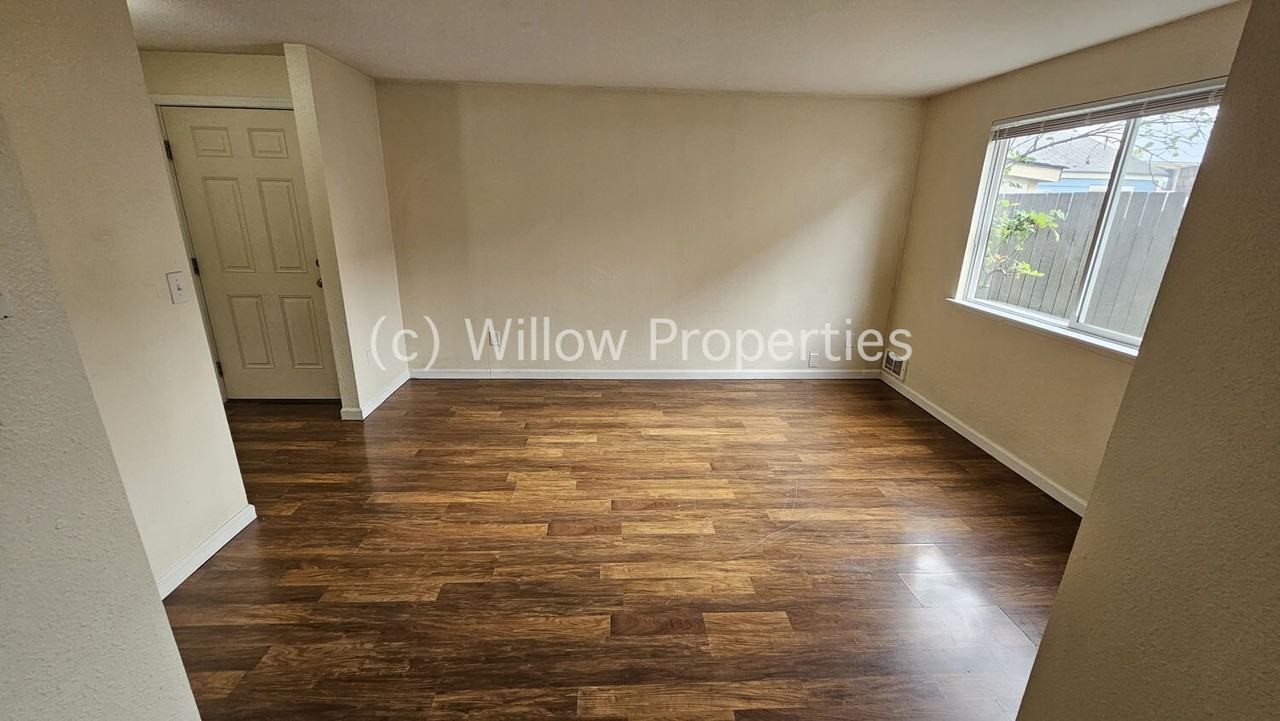 767 S 40th St - Photo 3 of 9