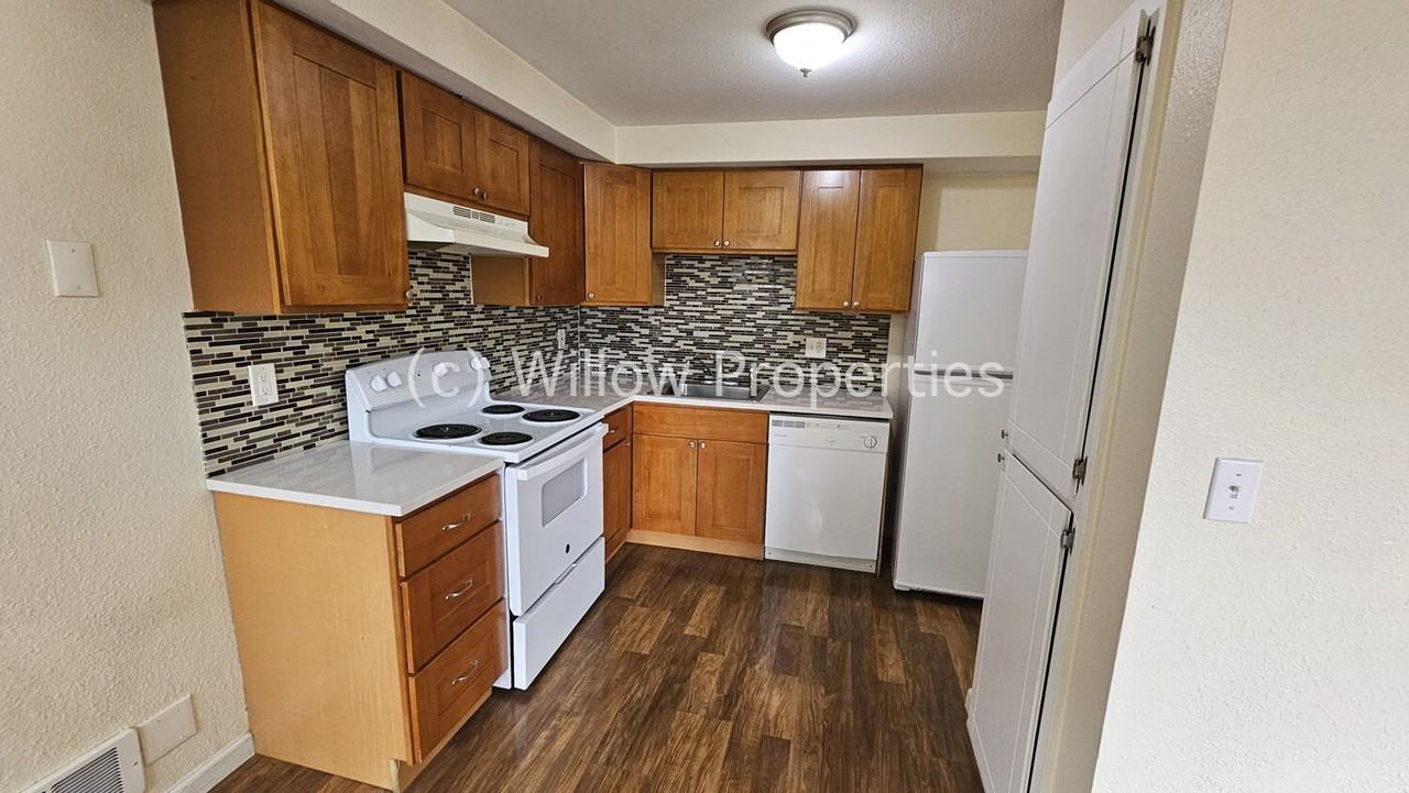 767 S 40th St - Photo 5 of 9