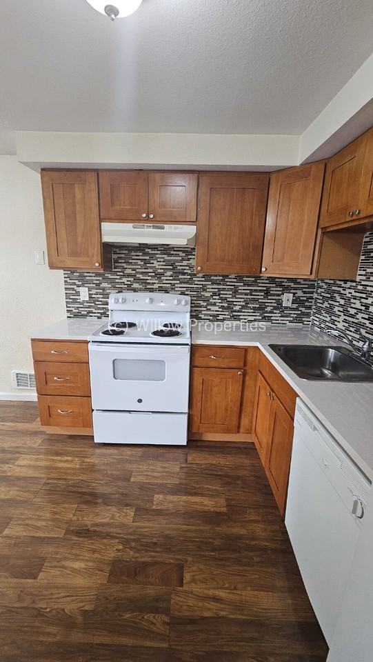 767 S 40th St - Photo 6 of 9