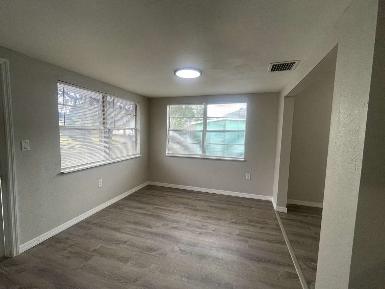 1145 Edgemoor Ave - Photo 4 of 14