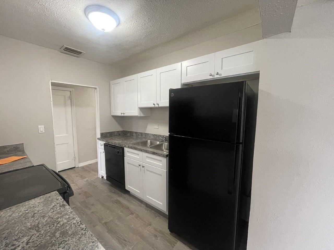 1145 Edgemoor Ave - Photo 7 of 14