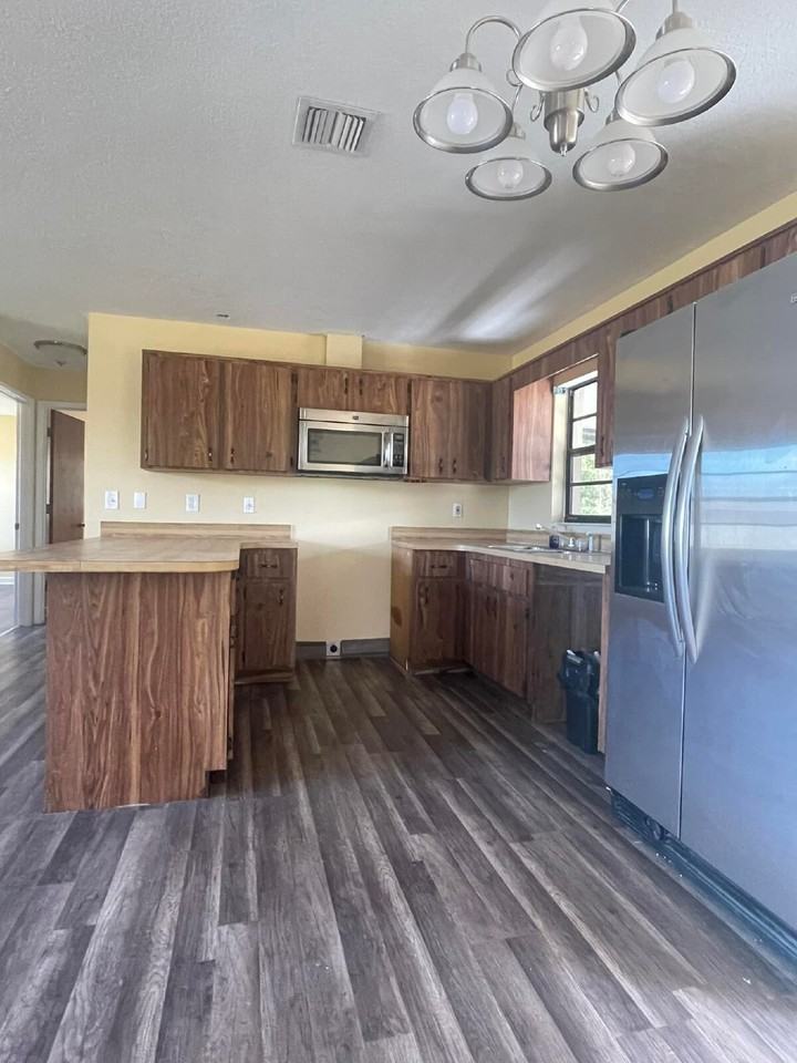 955 Lake Dr E - Photo 3 of 13