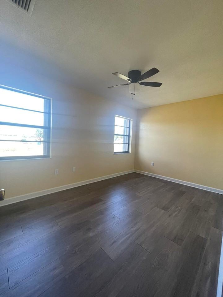 955 Lake Dr E - Photo 5 of 13
