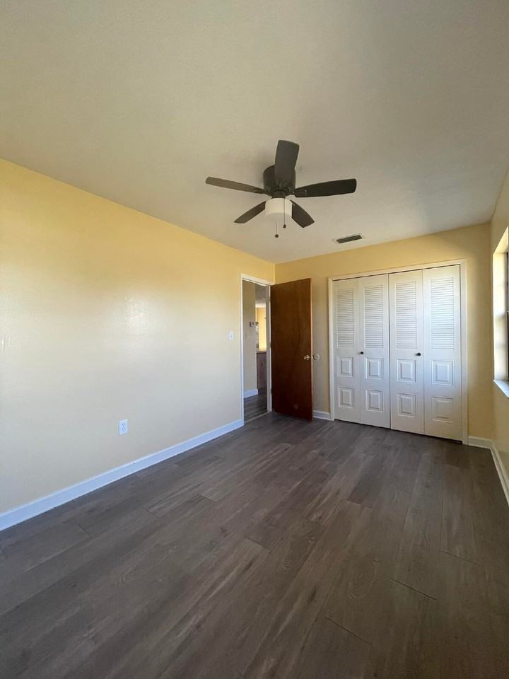 955 Lake Dr E - Photo 6 of 13