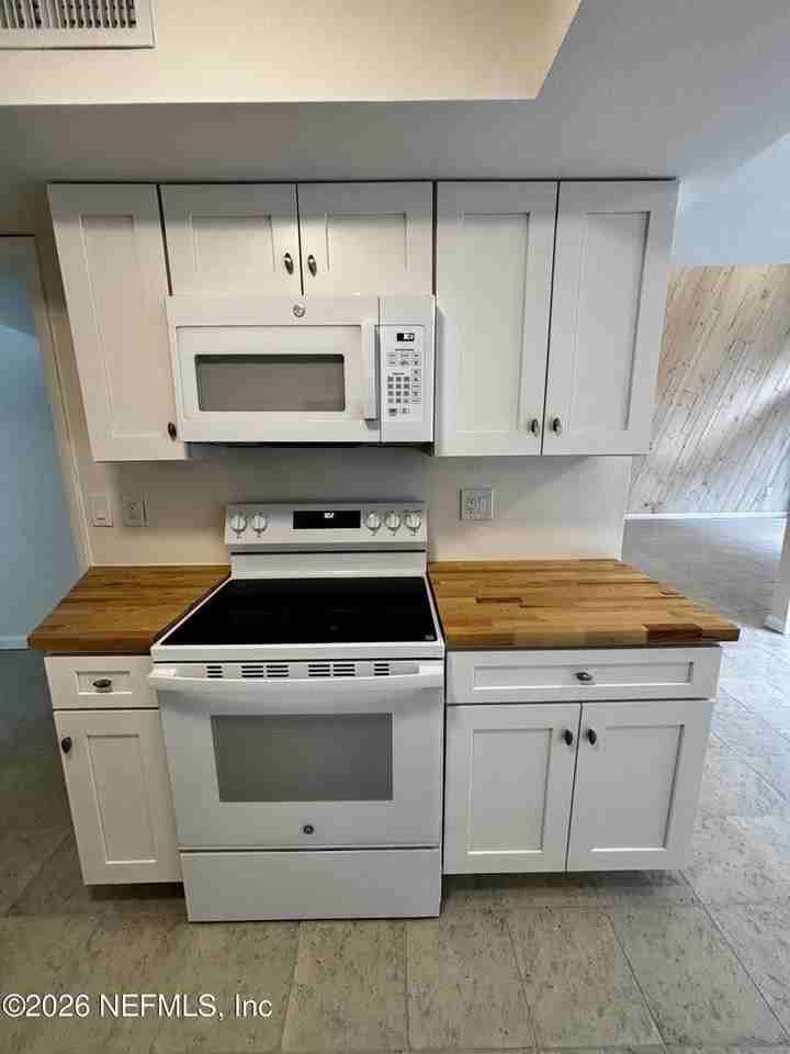 9787 Sawgrass Dr E - Photo 5 of 17