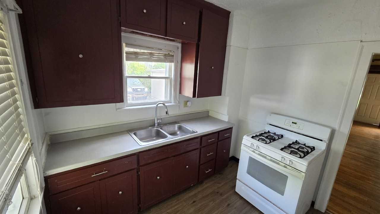 1462 Maple Rd Apt 1 - Photo 7 of 12