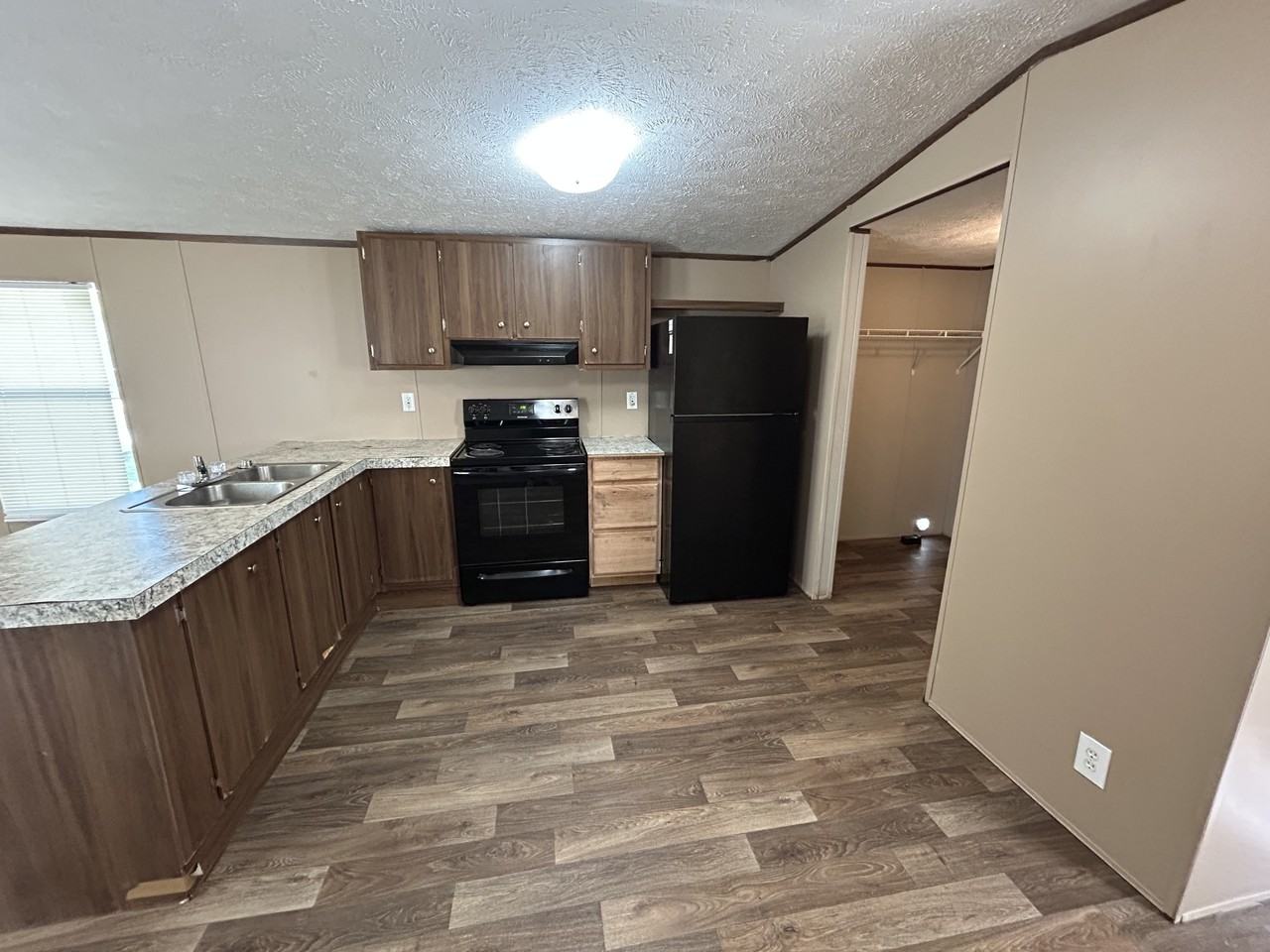 1045 Teneile St - Photo 4 of 10