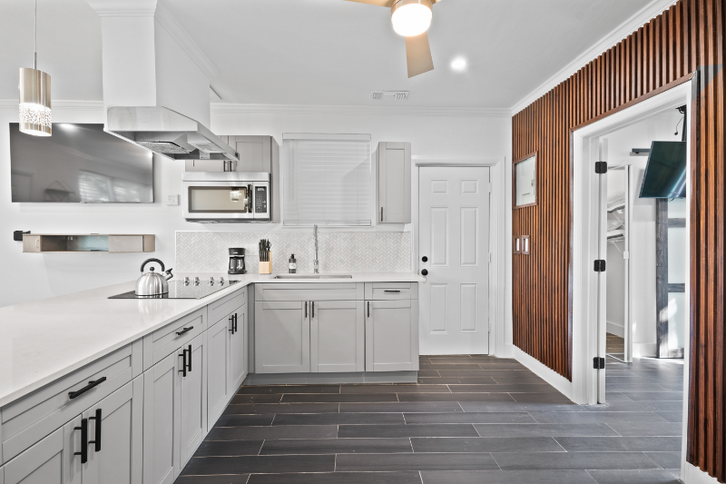 2608 W Swann Ave - Photo 5 of 13
