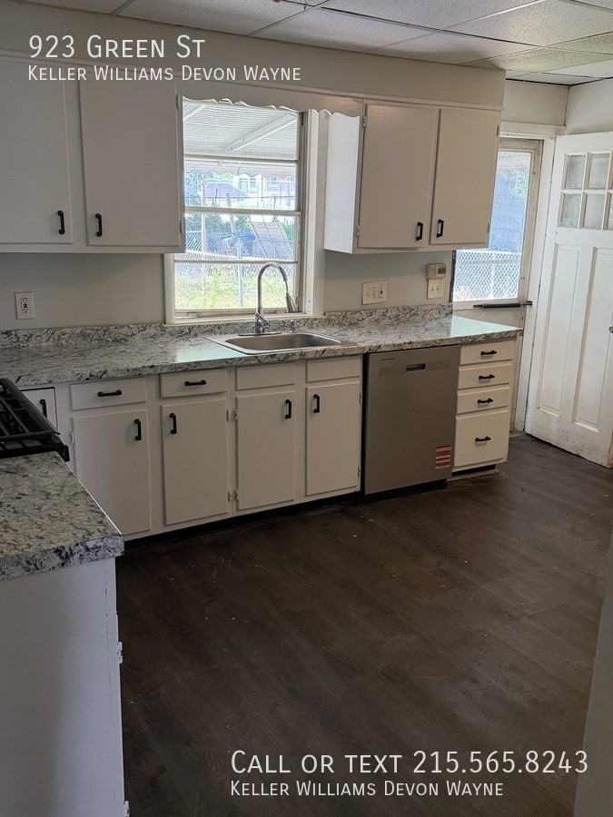 923 Green St - Photo 5 of 17