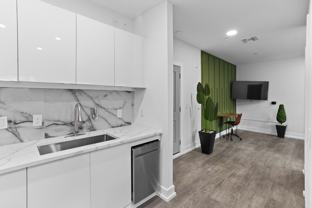 935 S Howard Ave - Photo 1 of 1