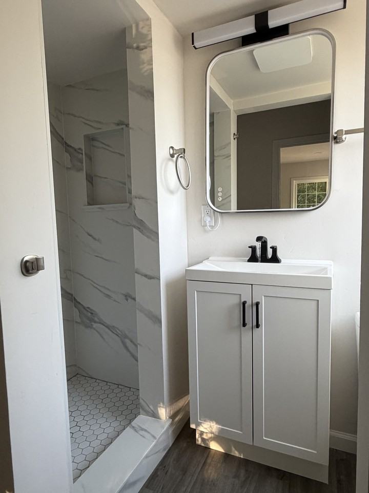 1421 22nd St #4 - Photo 4 of 9