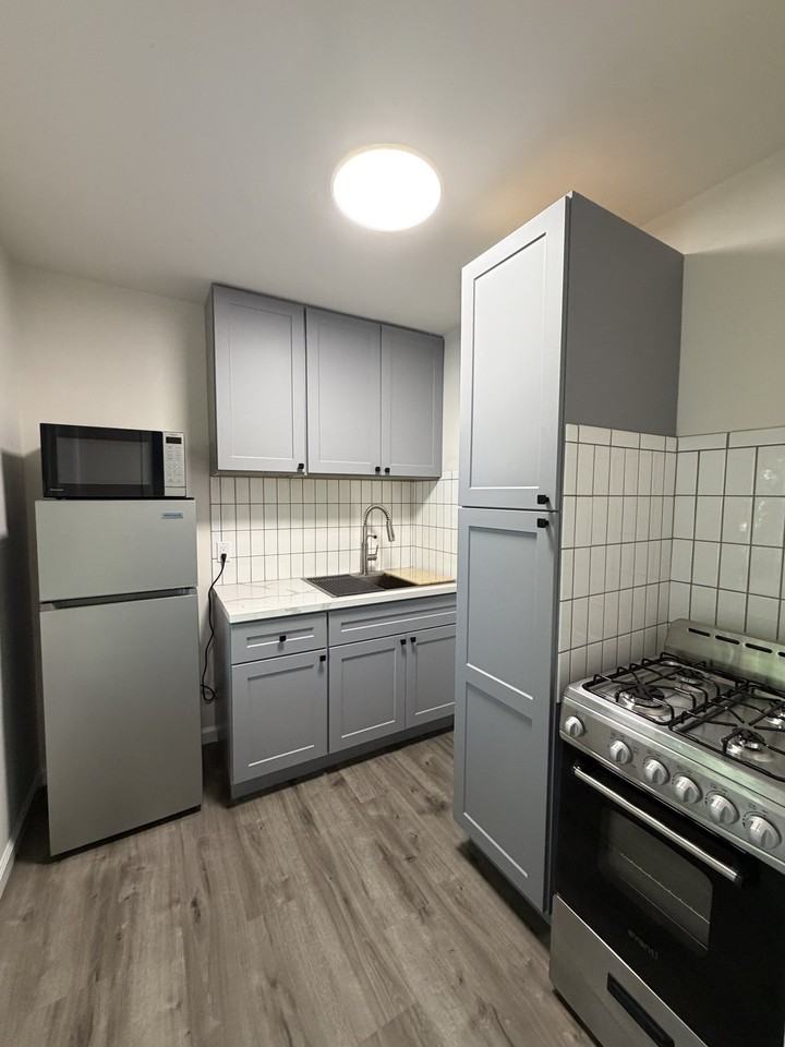 1421 22nd St #4 - Photo 7 of 9