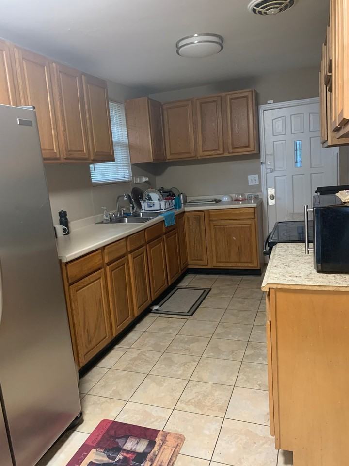 1169 W 28th St - Photo 2 of 6