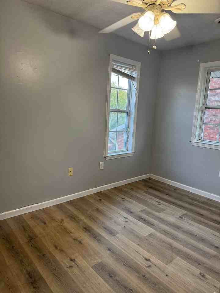 223 N Queens Ct - Photo 3 of 14