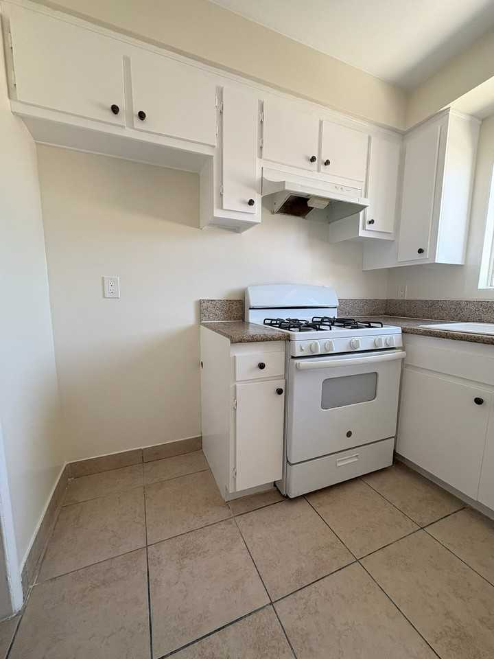 4055 W 129th St #6 - Photo 2 of 9