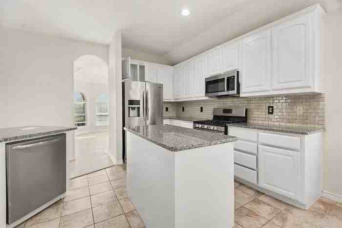 908 Lincoln Dr - Photo 3 of 15