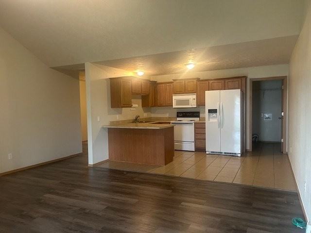 1090 N Northwood Ave - Photo 3 of 10