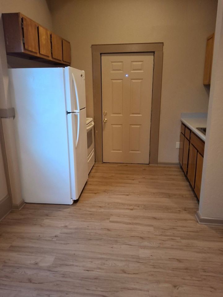 1018 E St #3 - Photo 4 of 10