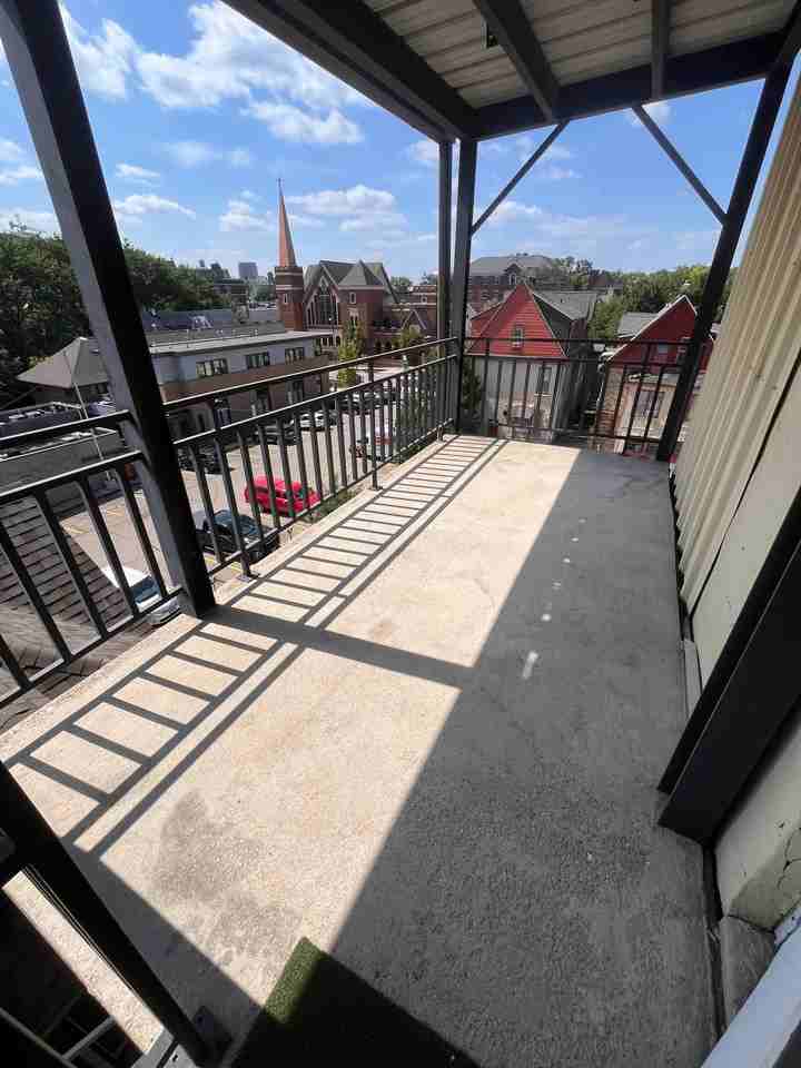408 N Henry St - Photo 3 of 12