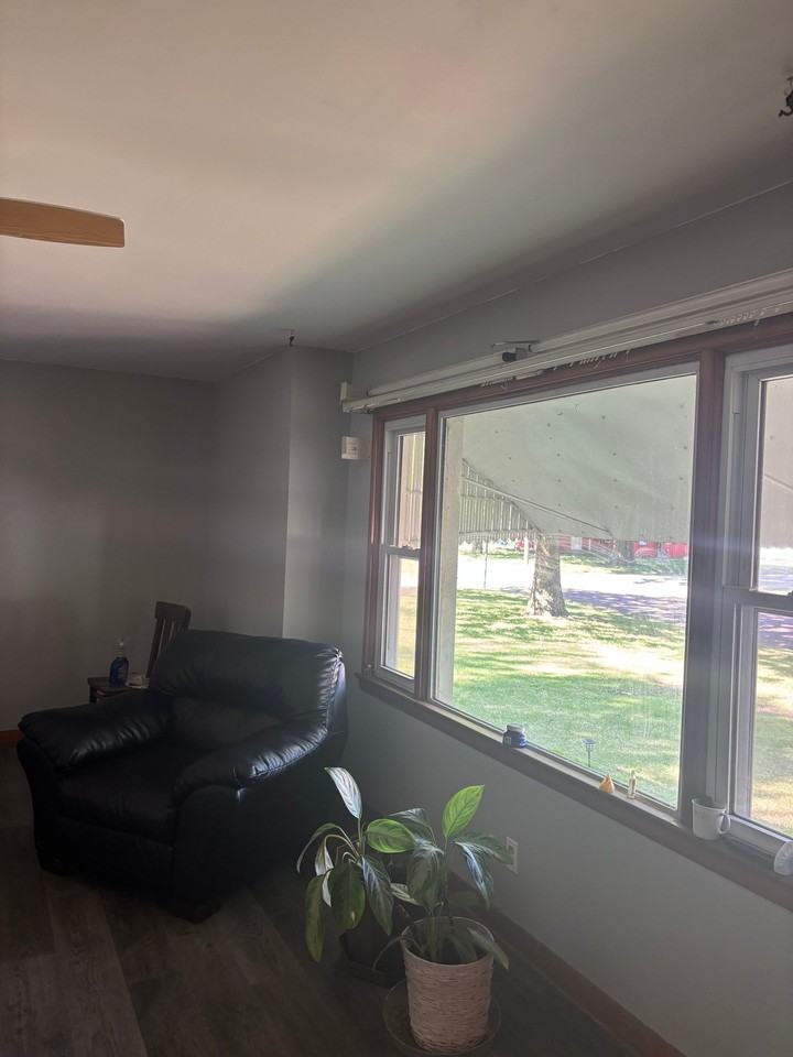 623 S Hill St - Photo 3 of 5