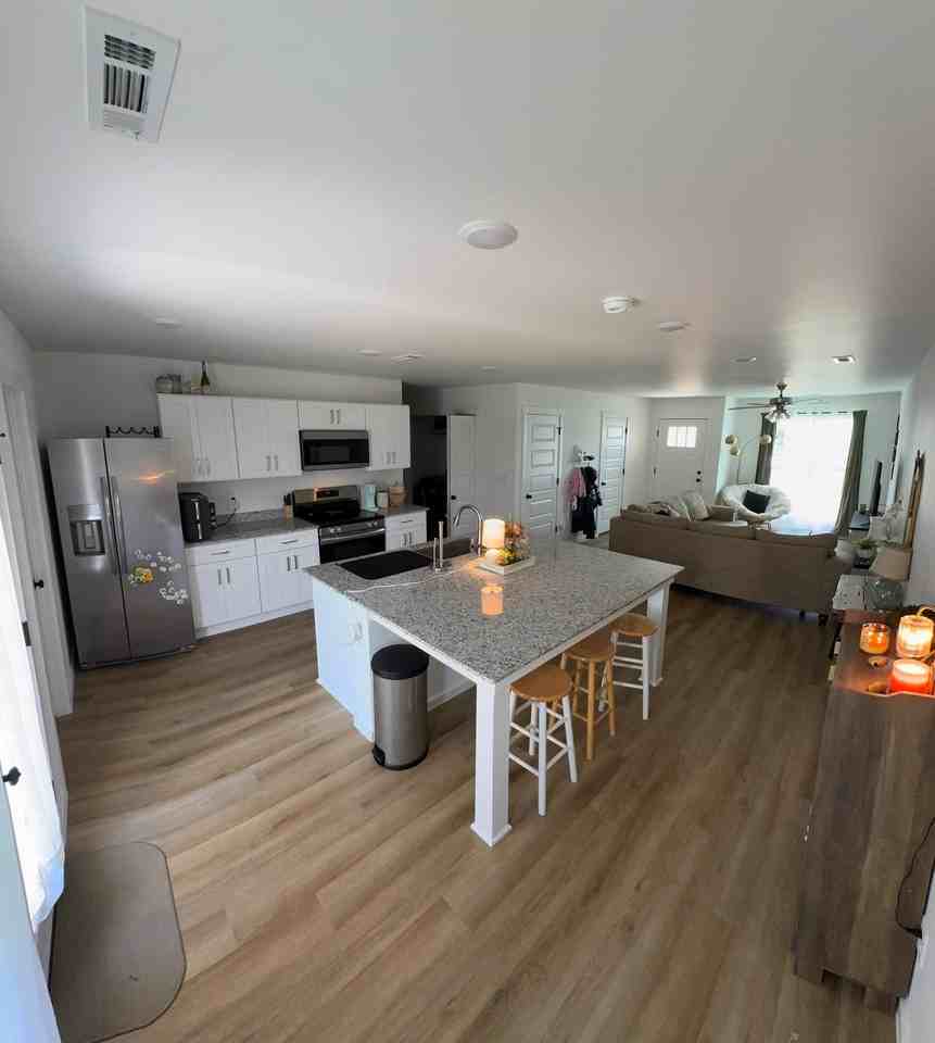 690 Kendra St - Photo 3 of 17