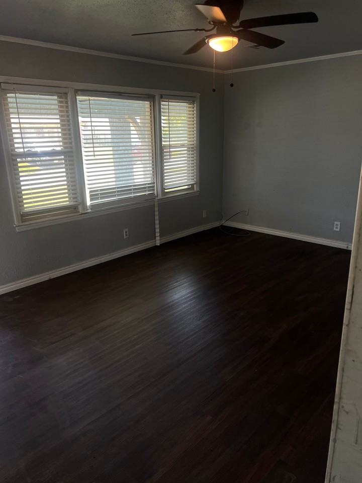 2812 N Main St - Photo 2 of 3