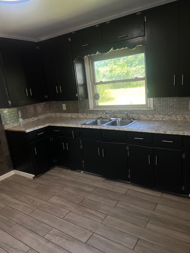 2812 N Main St - Photo 3 of 3