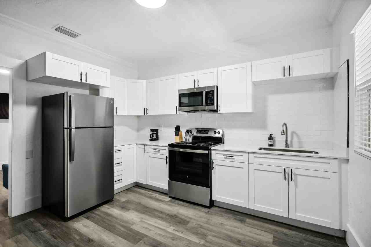 806 E Chelsea St #3