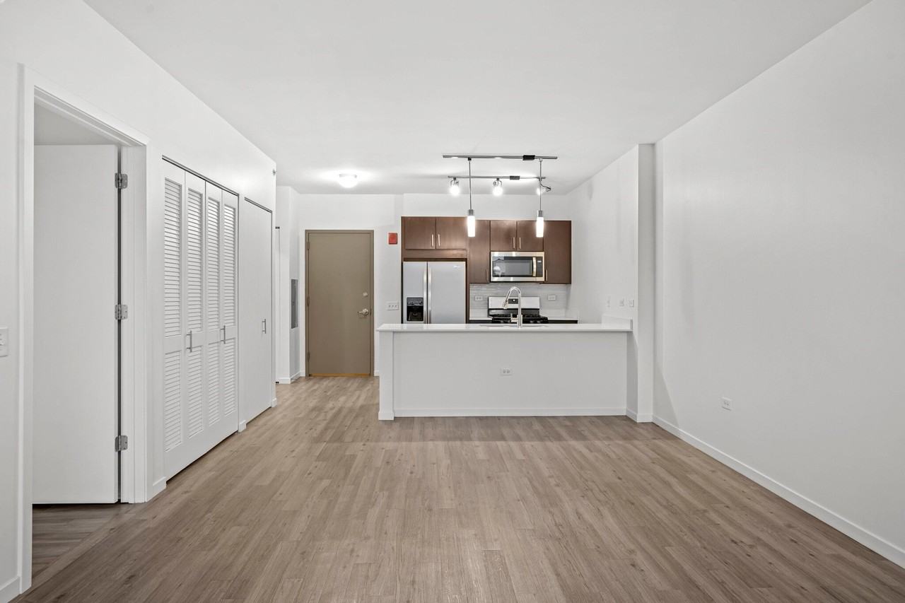 3752 N Halsted St - Photo 2 of 17