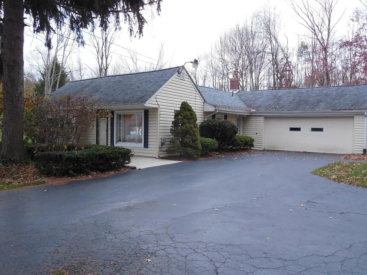 1057 Laverne Dr - Photo 7 of 11