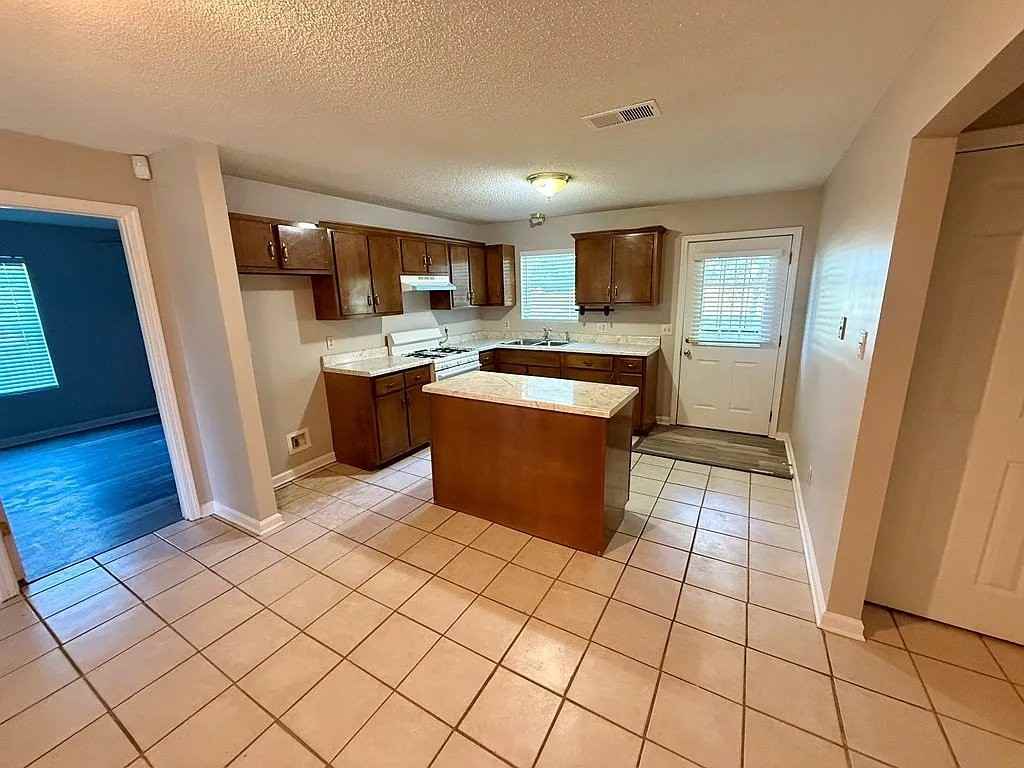 213 Randolph St - Photo 3 of 11
