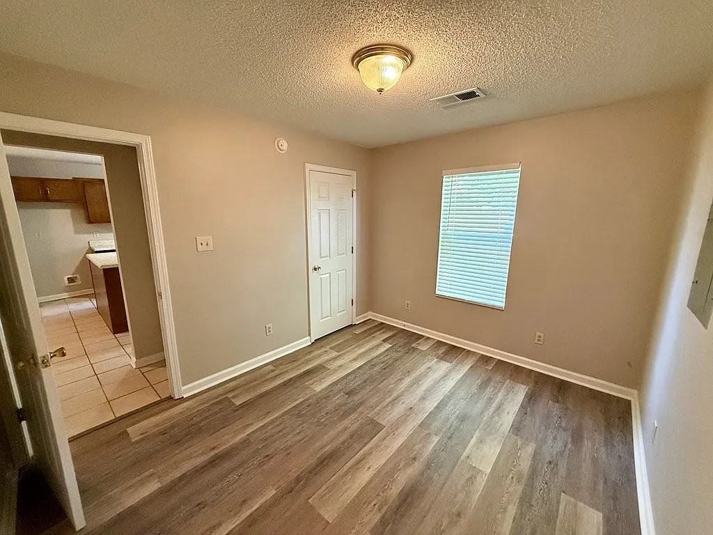213 Randolph St - Photo 4 of 11