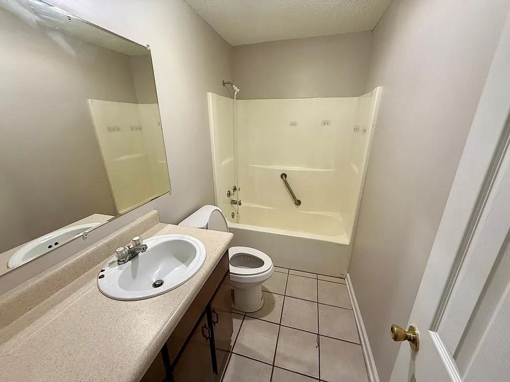 213 Randolph St - Photo 5 of 11