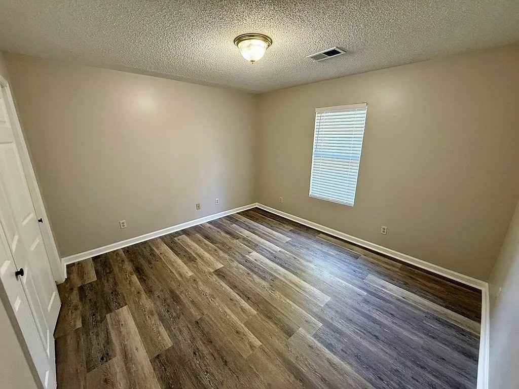 213 Randolph St - Photo 6 of 11