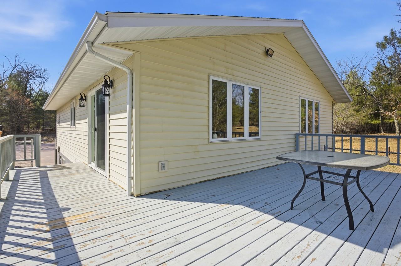 890 Gale Dr - Photo 3 of 9