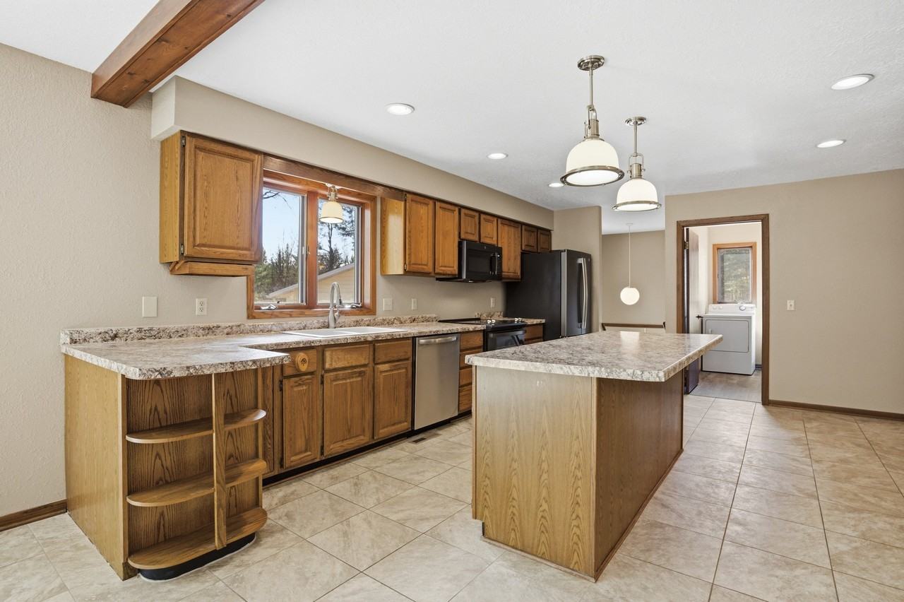 890 Gale Dr - Photo 5 of 9