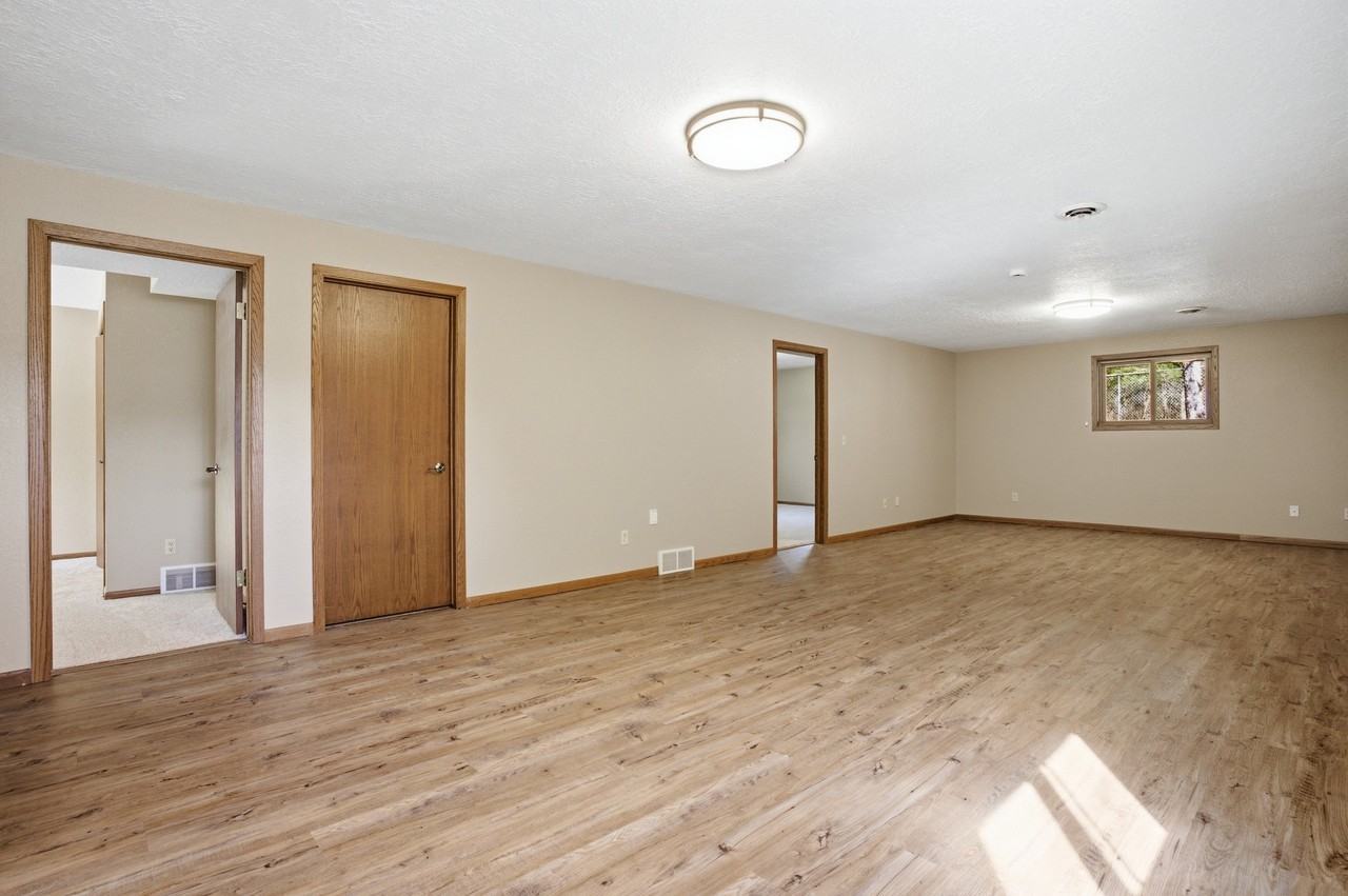890 Gale Dr - Photo 6 of 9