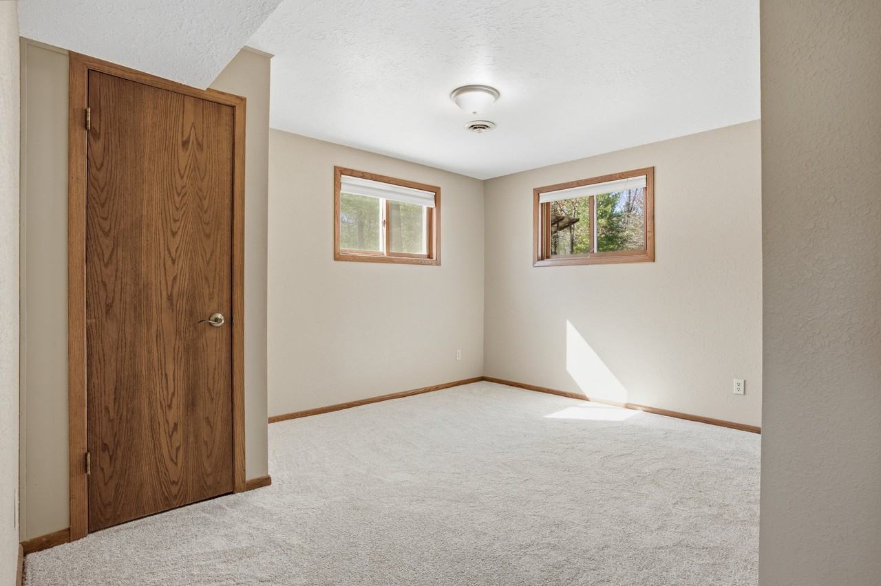 890 Gale Dr - Photo 7 of 9