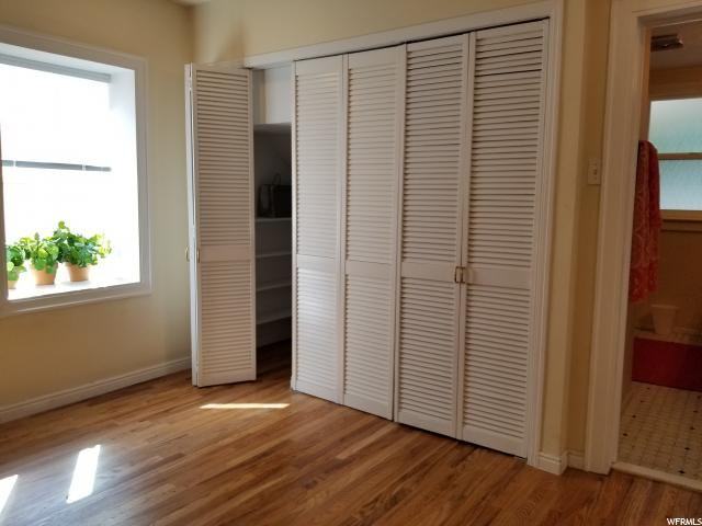 809 S 900 E - Photo 4 of 12