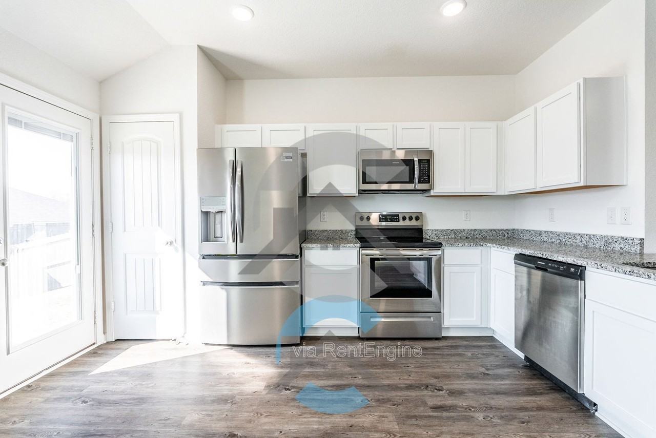 1155 Gallery Dr - Photo 5 of 17