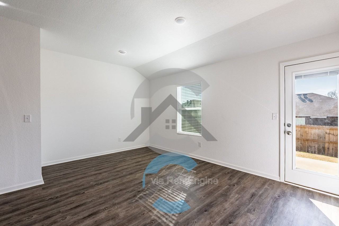 1155 Gallery Dr - Photo 6 of 17