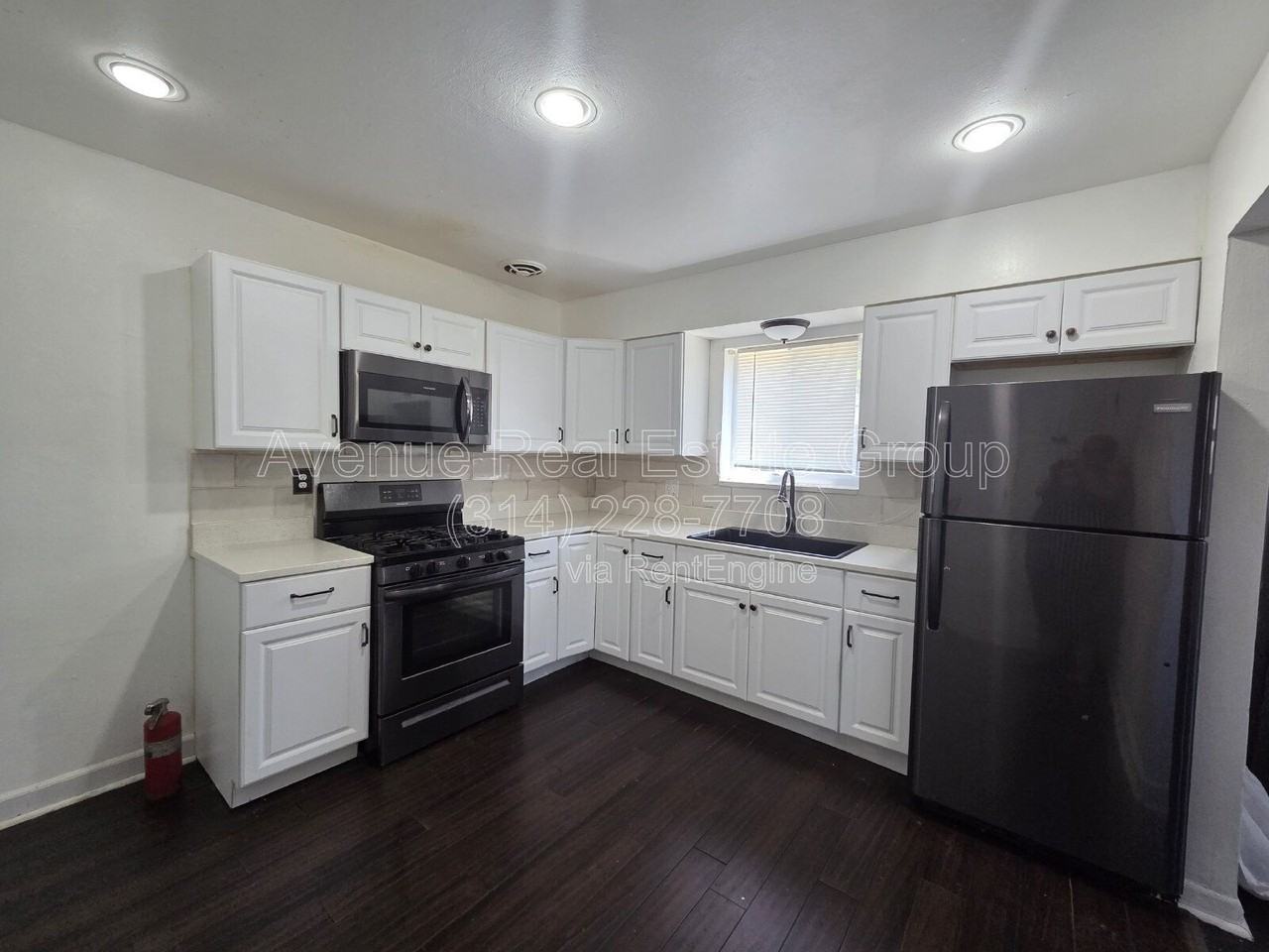 1115 Backer St - Photo 4 of 16