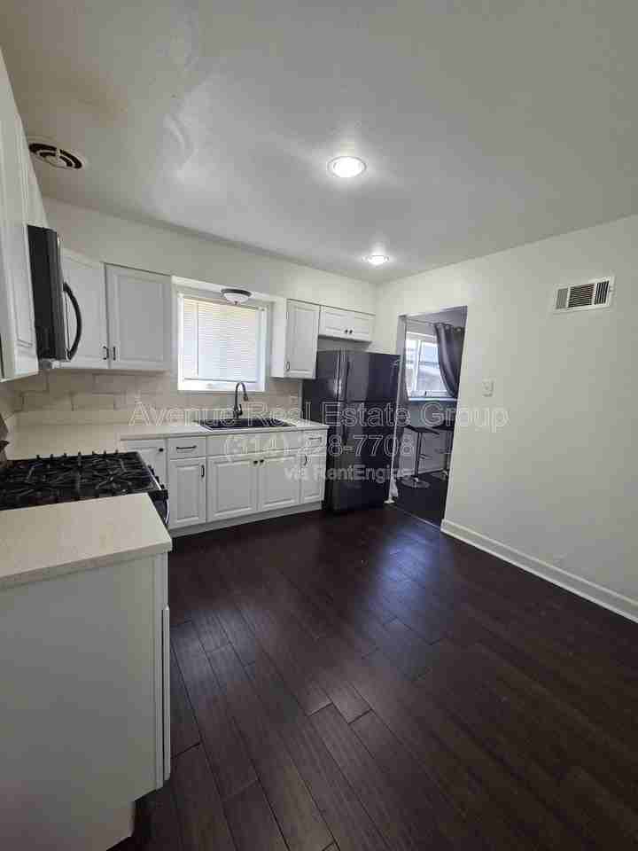 1115 Backer St - Photo 5 of 16