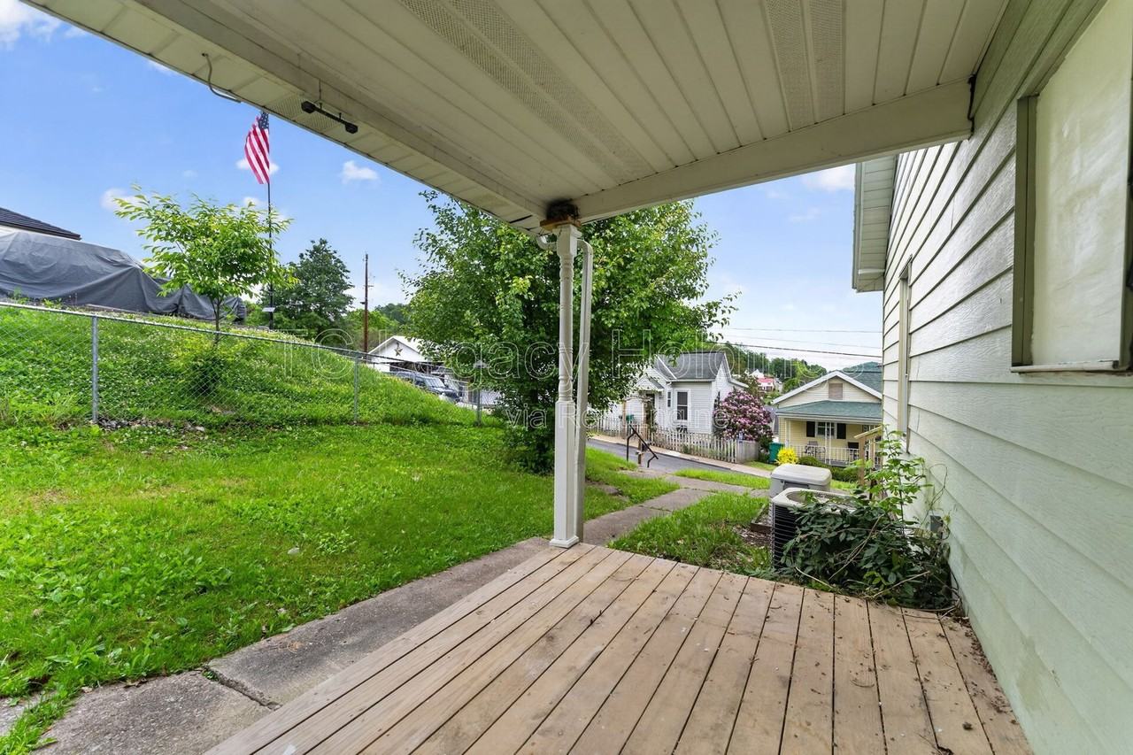407 Simpson Ave - Photo 4 of 31