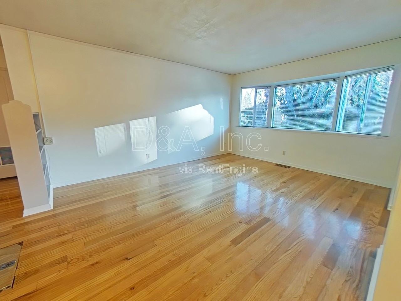 2855 Nw Lincoln Ave - Photo 3 of 11