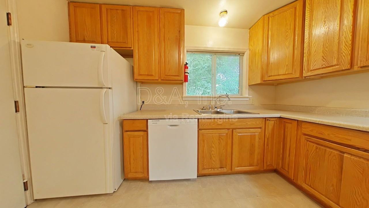 2855 Nw Lincoln Ave - Photo 4 of 11